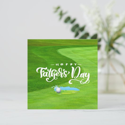 Golf happy vaderdag op golfbaan met bal (Staand voorkant)