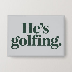 Golf Hij Is Golfende Man Geschenken Grappige Vrouw Button