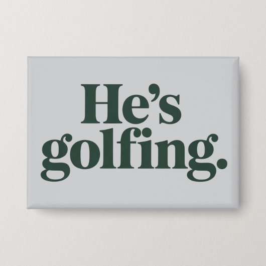 Golf Hij Is Golfende Man Geschenken Grappige Vrouw Button (Voorkant)