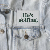 Golf Hij Is Golfende Man Geschenken Grappige Vrouw Button (Insitu)