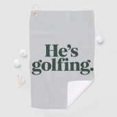 Golf Hij Is Golfende Man Geschenken Grappige Vrouw Golfhanddoek (Insitu)