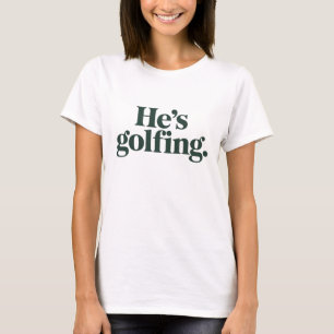 Golf Hij Is Golfende Man Geschenken Grappige Vrouw T-shirt