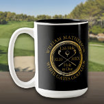 Golf Hole in één speciaal gepersonaliseerd goud en Tweekleurige Koffiemok<br><div class="desc">Geef de naam,  het nummer van de locatie en de datum een persoonlijk tintje om een fantastisch golfspel te creëer om dat fantastische gat in één te vieren. Ontworpen door: Thisnotme©</div>