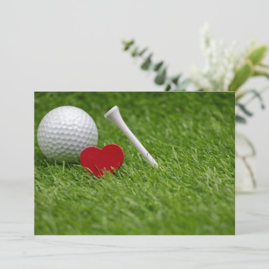 Golf houdt van hart en t-shirt op groen gras kaart (Staand voorkant)
