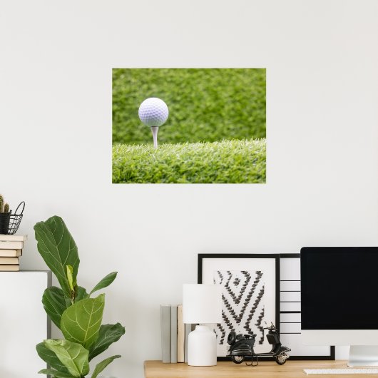 Golf is op groene gras achtergrond poster (Thuiskantoor)