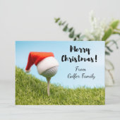 Golf Kerstvakantie met kerstman hoed op golfbal Feestdagenkaart (Staand voorkant)