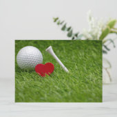 Golf liefde hart en tee op groen gras kaart (Staand voorkant)