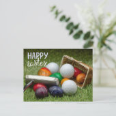 Golf Paasfeest met golfbal op groen gras Feestdagenkaart (Staand voorkant)