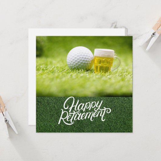 Golf pensioen met golfbal en bier op groen kaart (Voorkant / Achterkant in situ)