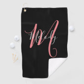 Golf Roze Monogram met wit manuscript op zwarte Golfhanddoek (Insitu)