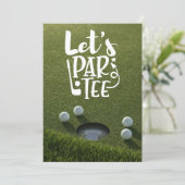 Golf slaat bal van par tee op groen gras kaart (Staand voorkant)
