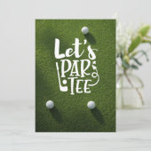 Golf slaat bal van par tee op groen gras kaart (Staand voorkant)