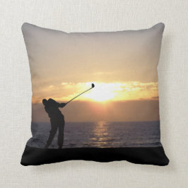 Golf spelen op zonsondergang kussen