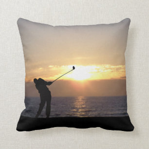 Golf spelen op zonsondergang kussen