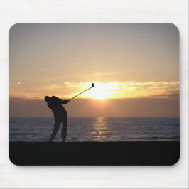 Golf spelen op zonsondergang muismat