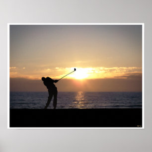 Golf spelen op zonsondergang poster