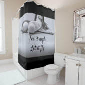 Golf-t-shirt en golfbal op zwarte achtergrond douchegordijn (In situ)