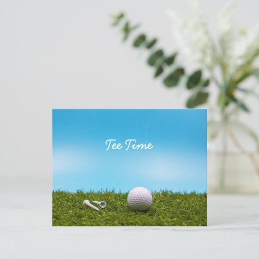 Golf t-shirt-tijdgolfballen op blauwe achtergrond briefkaart (Staand voorkant)