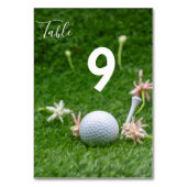 Golf-tabelnummer met golfbal en t-shirt op groen kaart (Achterkant)
