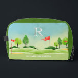 Golf Thema Cursus Groen Monogram Naam Toilettasje<br><div class="desc">Deze leuke dopp kit is voor de persoon die meteen bij je opkomt en die gewoon graag golf speelt. Gepersonaliseerd met hun monogram / initialen en naam. Als u ontwerphulp of een speciaal verzoek nodig hebt,  stuur ons dan een chat en wij zorgen ervoor dat het voor u gebeurt.</div>