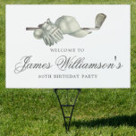 Golf Theme 80th Birthday Custom Welcome Yard Tuinbord<br><div class="desc">Welkom uw gasten met dit elegante golf thema verjaardagsfeestje gepersonaliseerd welkomstbord. De top van de golfbaan is ingericht met accessoires - een golfclub, golfbal, pet en handschoenen. De waterverf design creëer is een traditioneel en klassiek esthetiek. Perfect voor een verjaardagsbash bij de club of een BBQ in de achtertuin. Alle...</div>