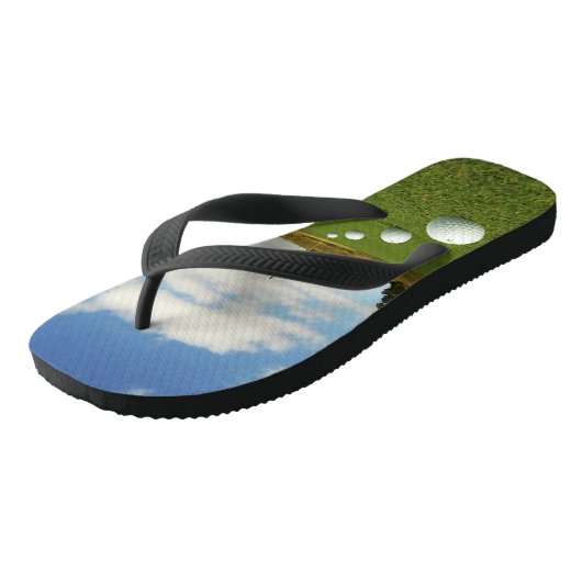 Golf valt op het groen, teenslippers (Schuin)