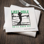Golf vrijgezellenfeest grappig laatste gat dat hij servet<br><div class="desc">Deze aangepaste servetten zijn voorzien van de speelse uitdrukking "Last Hole He'll Ever Hit" in groen, zwart en wit, waardoor ze een leuke aanvulling zijn op een vrijgezellenfeest met een golfthema. Personaliseer ze met de naam van de bruidegom voor een speciaal tintje dat bijdraagt aan het feest. Ideaal voor de...</div>