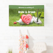 Golf welkom op bruiloft met golfbal en liefde spandoek (Insitu)