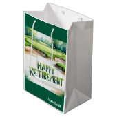 Golfbaan met tekst Happy Retirement op groen Medium Cadeauzakje (Voorkant Gekanteld)