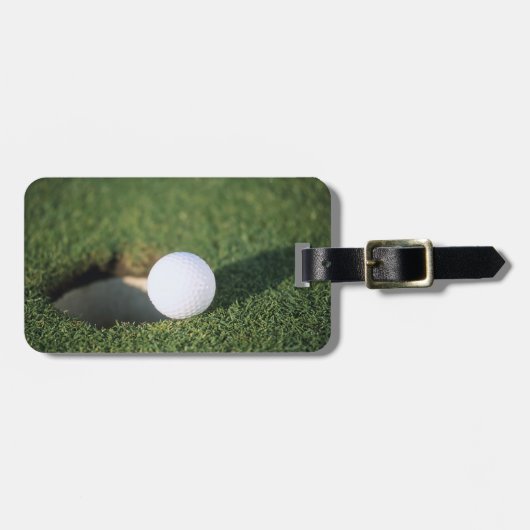 Golfbal aan de rand van het gat bagagelabel (Voorkant horizontaal)