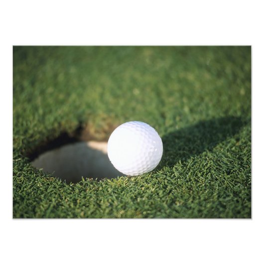 Golfbal aan de rand van het gat foto afdruk (Voorkant)