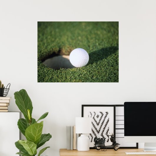 Golfbal aan de rand van het gat poster (Thuiskantoor)
