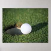 Golfbal aan de rand van het gat poster (Voorkant)