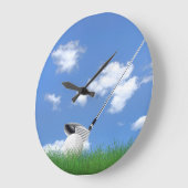 Golfbal en club in gras grote klok (Hoek)