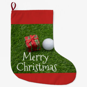 Golfbal en kerstcadeautje op groen gras grote kerstsok