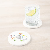 Golfbal en kleurrijk t-shirt op wit zandsteen onderzetter (Zijkant)