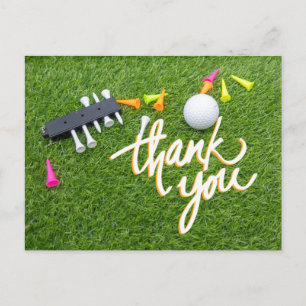 Golfbal en kleurrijke tee groen gras dank je briefkaart