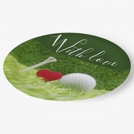 Golfbal en t-shirt op groen gras met liefde papieren bordje (Gekanteld)