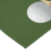 Golfbal en t-shirt op groen gras tafelkleed (Gekanteld)