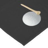 Golfbal en t-shirt op zwart korte tafelloper (Hoek)
