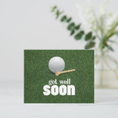 Golfbal en t-shirt Snel op groen gras Briefkaart (Staand voorkant)