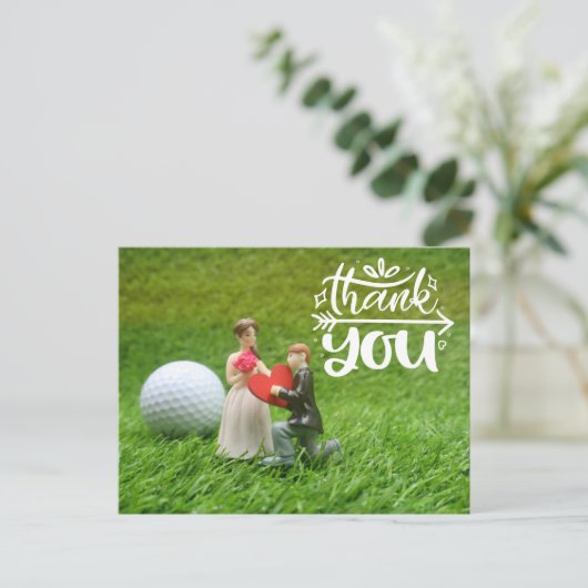 Golfbal en t-shirt zijn op groen gras Weddenschap Briefkaart (Staand voorkant)