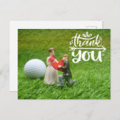 Golfbal en t-shirt zijn op groen gras Weddenschap Briefkaart (Voorkant / Achterkant)