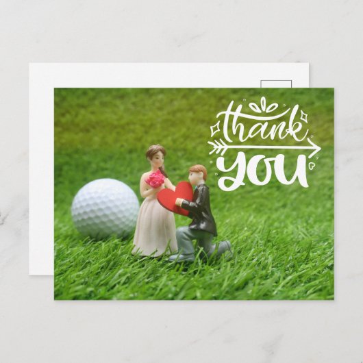 Golfbal en t-shirt zijn op groen gras Weddenschap Briefkaart (Voorkant / Achterkant)