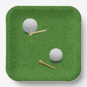 Golfbal en tee op groene gras achtergrond papieren bordje
