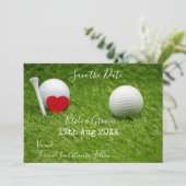Golfbal en tee Save the Date met liefde op groen Kaart (Staand voorkant)