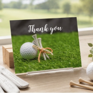Golfbal en tee staan op groen gras dank je briefkaart