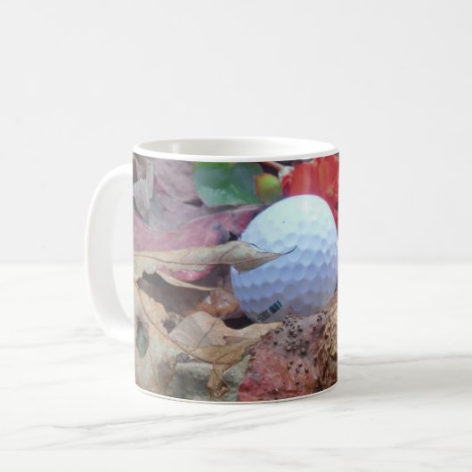 Golfbal en valbladeren en -zuren koffiemok (Voorkant links)