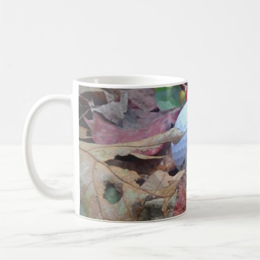 Golfbal en valbladeren en -zuren koffiemok (Links)