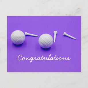 Golfbal en wit t-shirt zijn op een paarse achtergr briefkaart